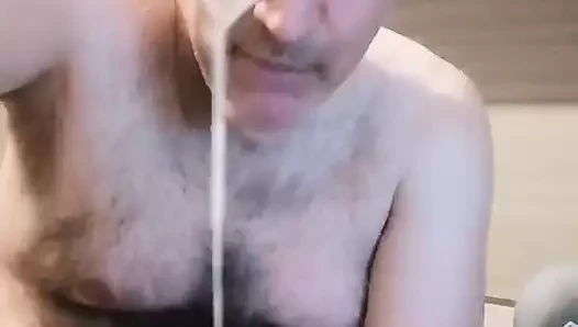 Taze sütümü şeffaf plastik bardağa fışkırtıyorum