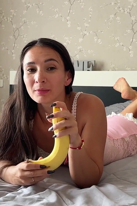 Rotina da manhã da beleza - comendo banana para começar