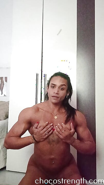 근육질의 밀프들은 체육관에서만 놀지 않습니다.