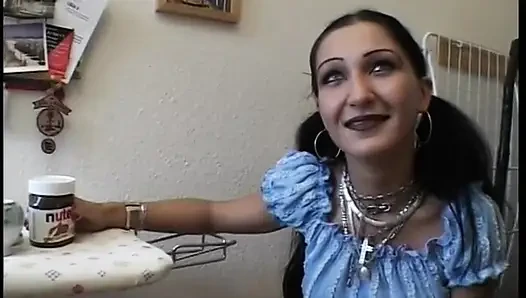 Süßes mädchen wird gebeten, ihren körper zu zeigen und sie folgt