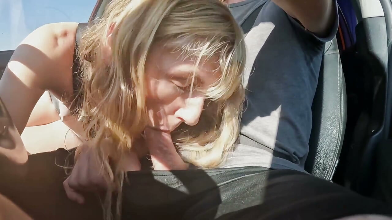 セクシーなブロンドがロードヘッドの後に飲み込む