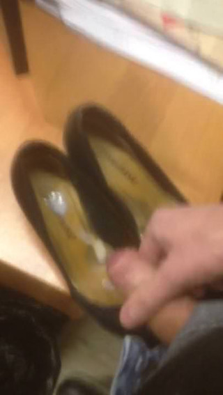 Porra em sapatos de colega de trabalho 2