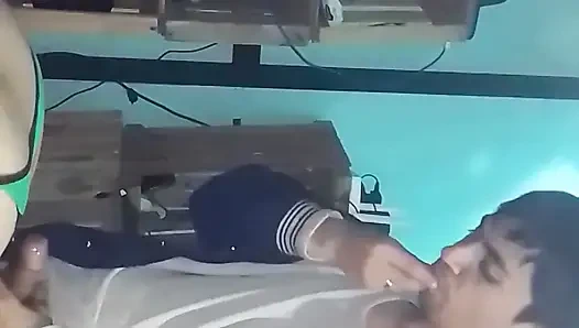 Yeşil meraklıları giyiyorum, o beni emiyor ve domaltarak sikişiyoruz