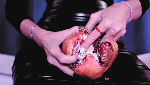 Горячая продовольственная фетишная госпожа Eva Latex в кожаных сапогах бдсм-сапоги зрелой милфы извращенная извращенная соло, домина в ванной