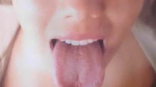 Sie streckt ihre Zunge nach der Ladung raus