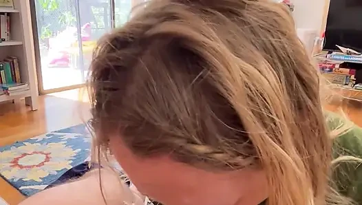 Ateşli orta yaşlı seksi kadın diz çökerek sakso çekiyor