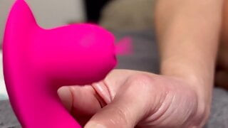 Présentation d'un sextoy clitoridien vibrant