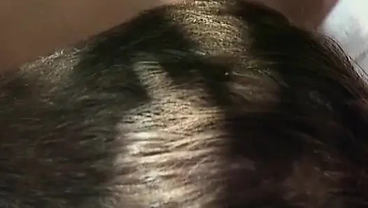 Cewek ini lagi asik ngentot memek berbulunya sampai orgasme becek