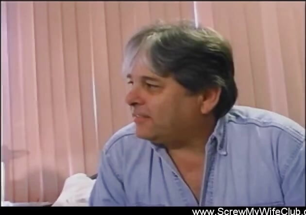 Soțul își împarte soția sexy