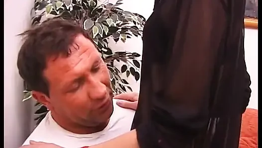 Amatör sıska kız büyük kaslı bir adam tarafından arkadan sert sikiliyor