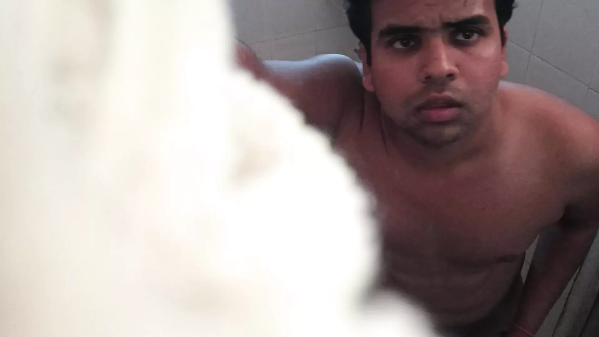 Pisse nue dans la salle de bain avec de l’eau