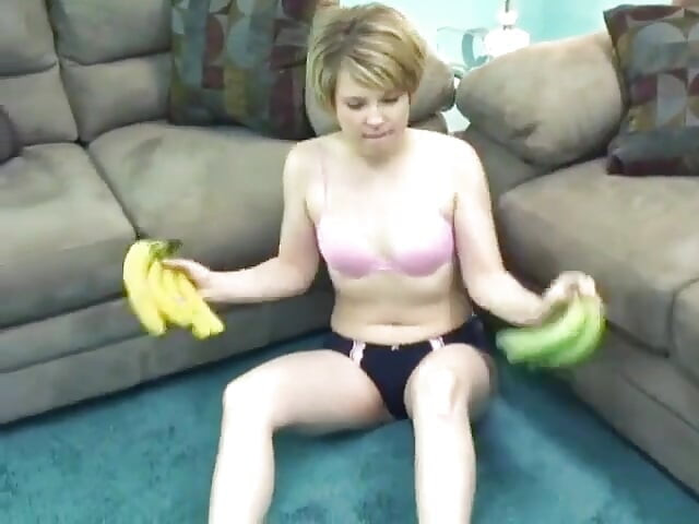 Veronica Snow onanerer med bananer