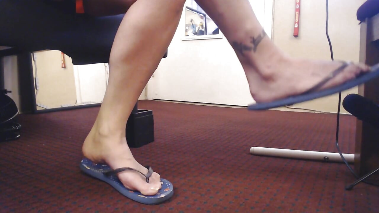 ASMR flip flop slapping blue balloons