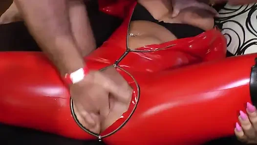 Kırmızı lateks tulumlu Ashley Cumstar grup seks yapıyor