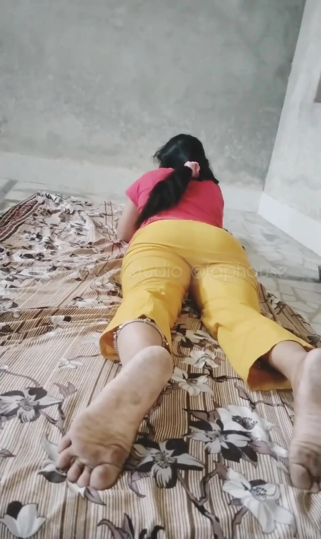 Hintli ateşli kadın uzanıyor ve sert sikişiyor