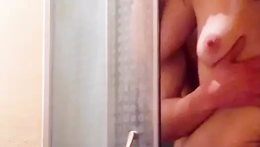 Duşta gerçek ev yapımı seks