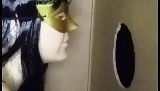 Зрелый глотающий молоко в Glory Hole
