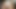 サテンのパンティーでソファの上で腰をかがめる少女