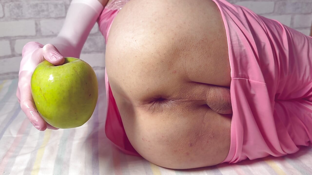 Uma maçã grande no anal de Femboy. Close Up WideHole - esticando, escancarado, peidando