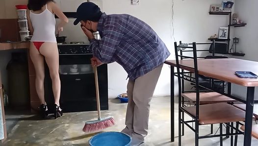 Un afortunado trabajador de la limpieza sorprende a esta divina madrastra cachonda dispuesta a follar con tacones.