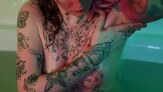 Ритуал в ванне превращается в жесткую скачку на дилдо и интенсивный оргазм