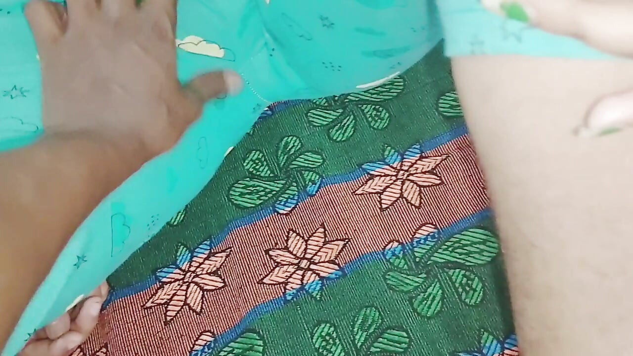 I seduced my stepsister by giving her chocolate, then I fucked her and ejaculated inside her.