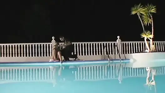 Cewek imut Asia lagi asik sama dua kuli rumput di pinggir kolam renang hotel resor terkenal