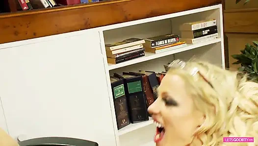 Tante seksi rambut pirang dan rambut cokelat lagi asik seks threesome di perpustakaan