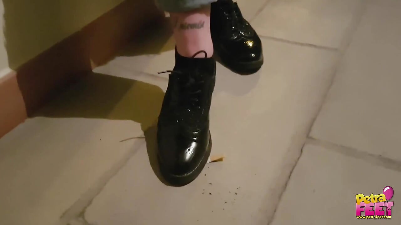 Merokok dan fetish kaki di luar ruangan dengan remaja imut