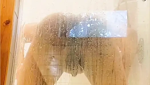 Duşta twerk yapıyor ve götünü sallıyor