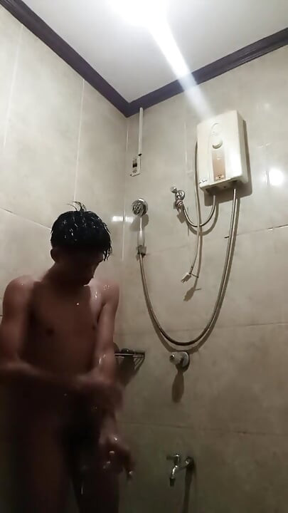 Filipino Lagi Mandi Solo: Cewek Asia Langsing Lagi Asik Ngocok Kontol Besar