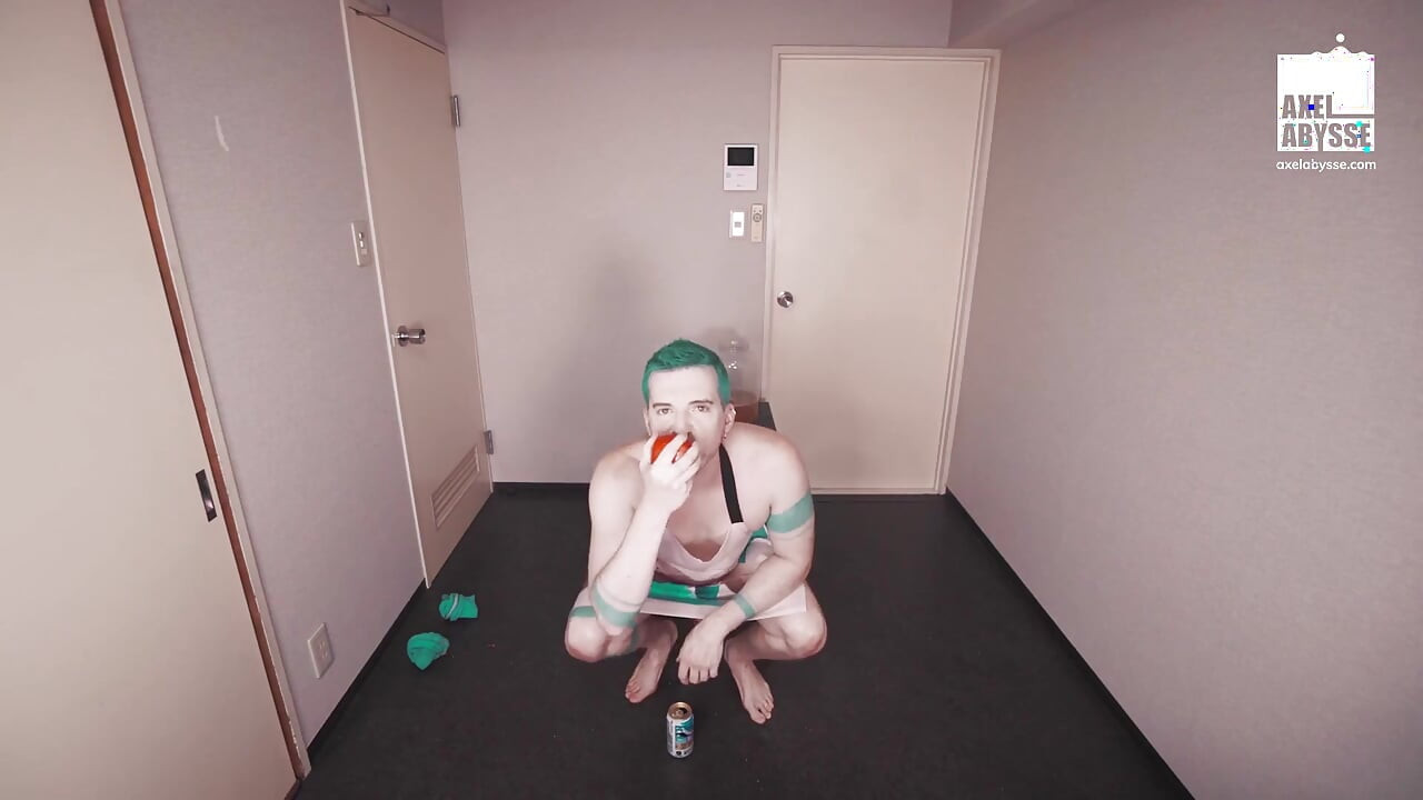 Deviant Jock Axel Abysse Stuffs Huge Amount Of Food In His Prolapsed Asshole