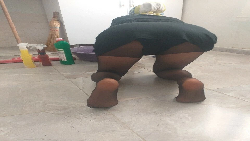 Membersihkan wanita bertudung dan pantyhose