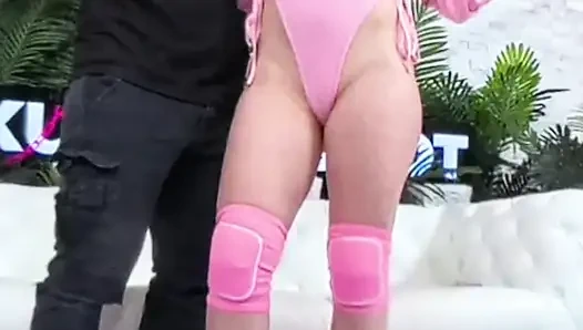 Pantat montok Maddie Wren dientot habis-habisan sampai matanya merem melek