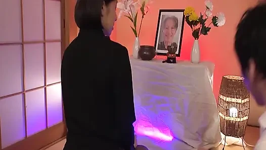 P113G07 Brush down the brush of the deceased husband's son-in-law's virgin! Perverted SEX of a beautiful widow who cums in front of her remains!