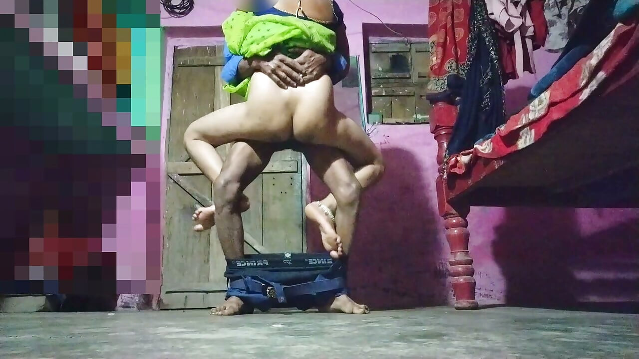 Desi Hindi sexy hot fucking by lifting the saree and standing in canoe style and making a mare