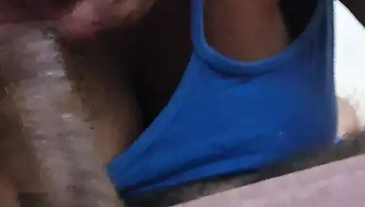 Ev hanımı üvey kızının üvey babasının yüzüne oturuyor ve büyük emiyor