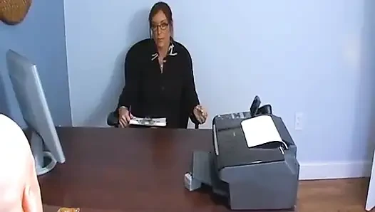 Orta yaşlı seksi kadının müdürünün alışılmışın dışında dersi