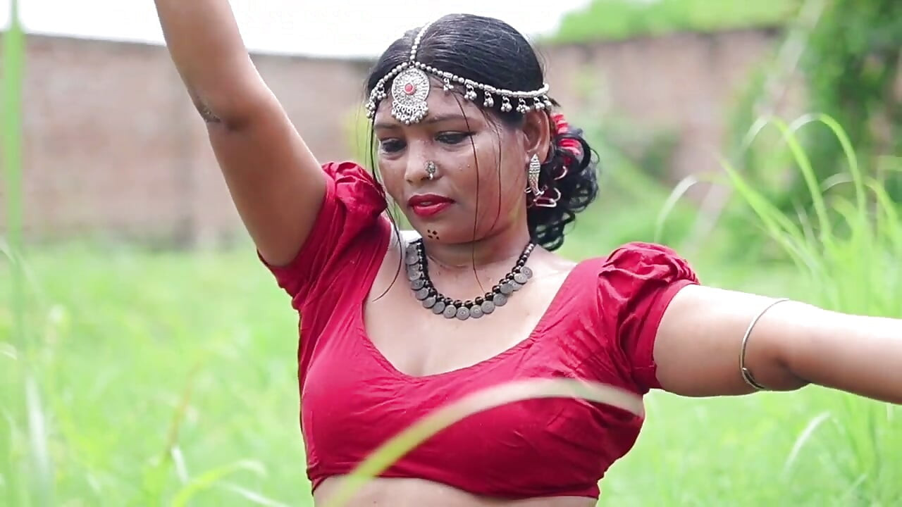 Indijska desi devojka uživa u velikom dildou dok je napaljena