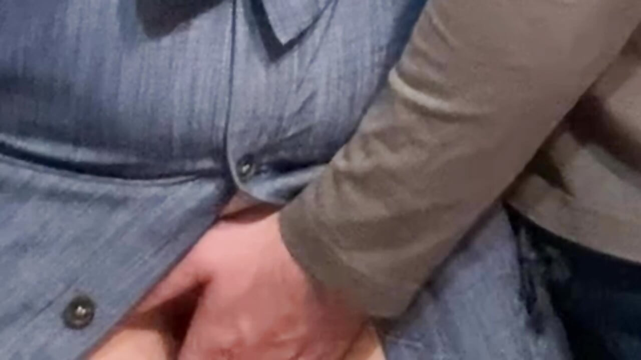 Alter perverser berührt kleine muschi in der U-bahn