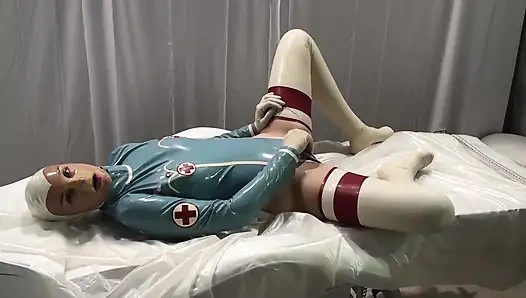 Latex Danielle - Die patientin untersucht den arzt und der arzt spielt mit sich selbst 2angle