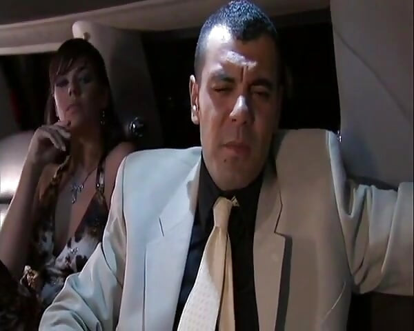 Μελαχρινή λατρεύει τον πούτσο που γαμήθηκε άγρια Ina Night Club