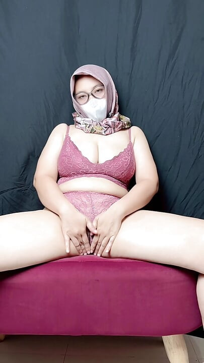 Pink BH Stepsister Enjoys Masturbating Until It's Dirty And Messy