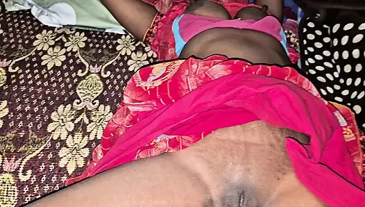 Seks saudara ipar desi India di kamar tidur di tengah malam