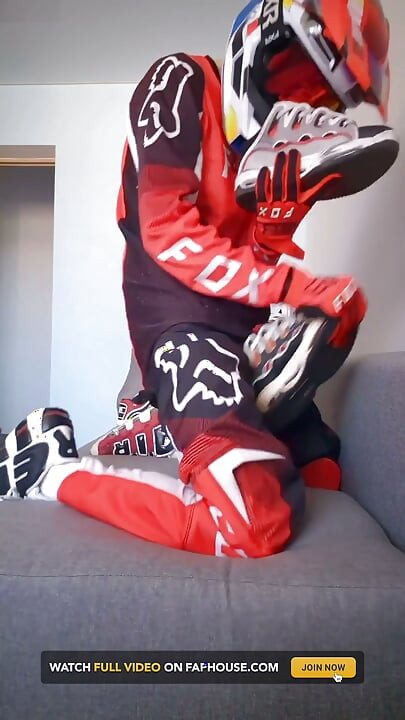 لبست Mxgear وأنيك سنيكرز أوزيريس