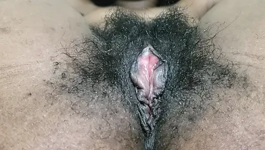 Соло волосатая милфа показывает свою киску с зрелой уверенностью, натуральным соблазном и интимной любящей себя энергией