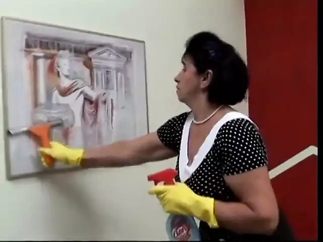 这个清洁老熟女最后在她饥渴的阴户里有一个大鸡巴