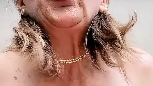 Vollbusige oma spielt mit ihrer muschi und stöhnt laut vor vergnügen