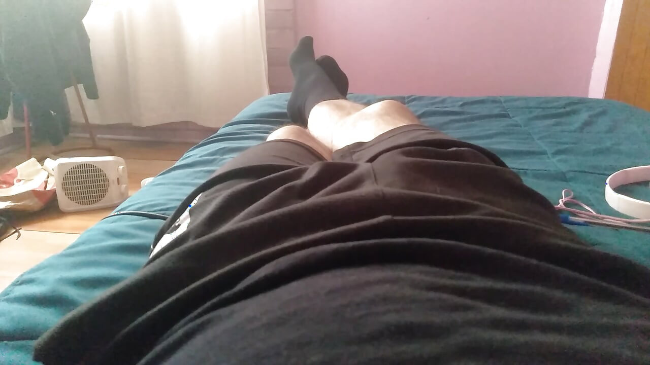 Un garçon accro au sexe touche son gros pénis