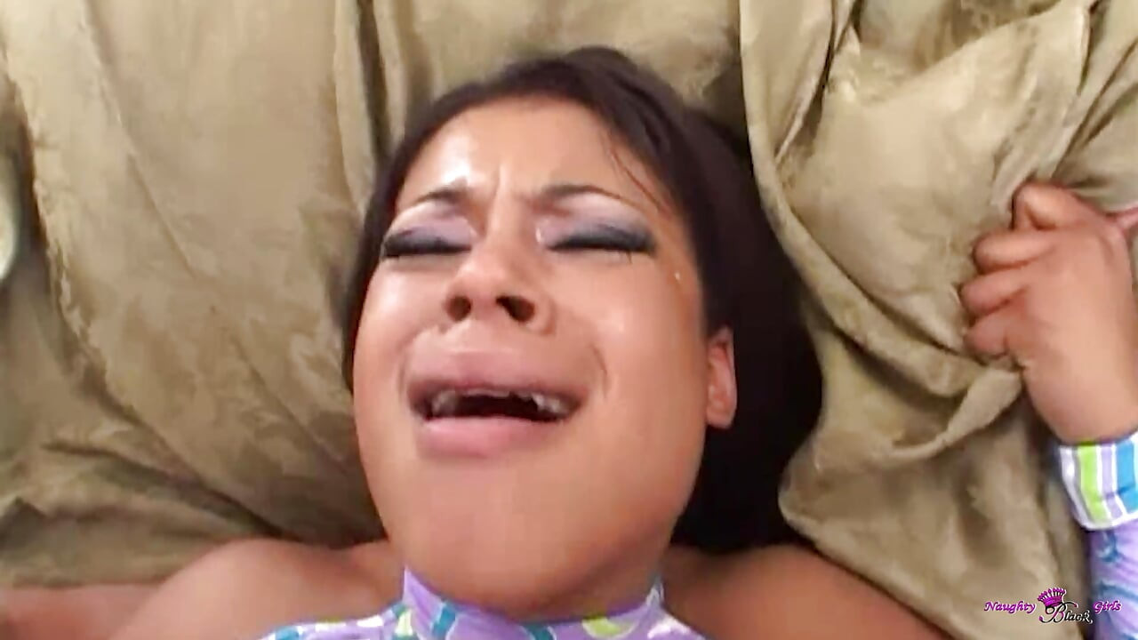 เธอเป็นสีชมพูและเธออยากได้ควยขาวใหญ่ในตูดใหญ่ที่น่ารังเกียจของเธอ